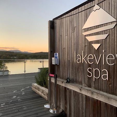 The Penthouse Bowness Luxury Loft Jacuzzi Bath & Complimentary Lakeview Spa Membership מראה חיצוני תמונה