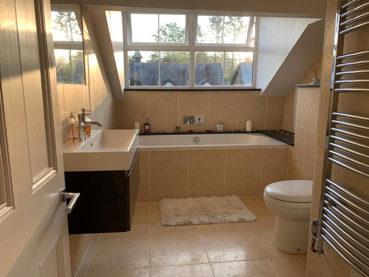 The Penthouse Bowness Luxury Loft Jacuzzi Bath & Complimentary Lakeview Spa Membership מראה חיצוני תמונה