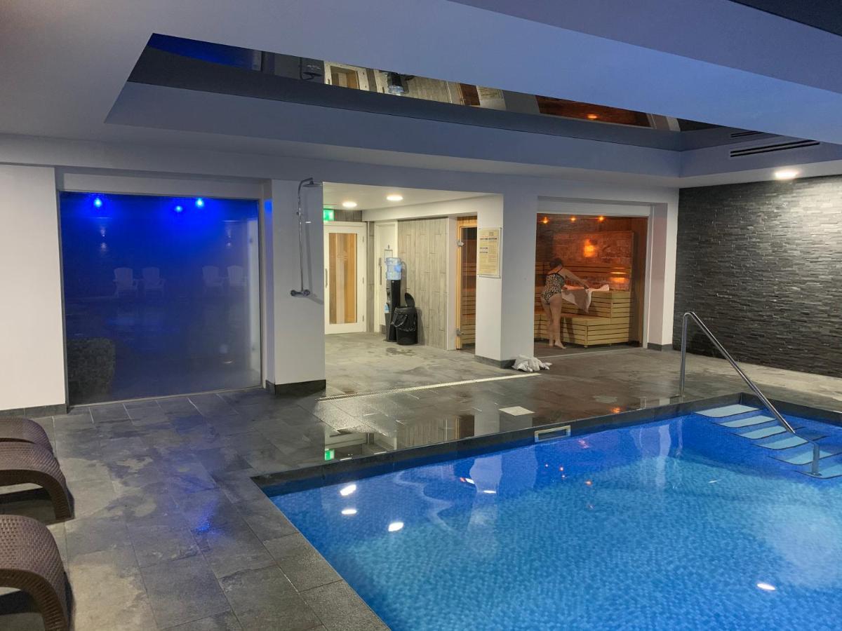 The Penthouse Bowness Luxury Loft Jacuzzi Bath & Complimentary Lakeview Spa Membership מראה חיצוני תמונה