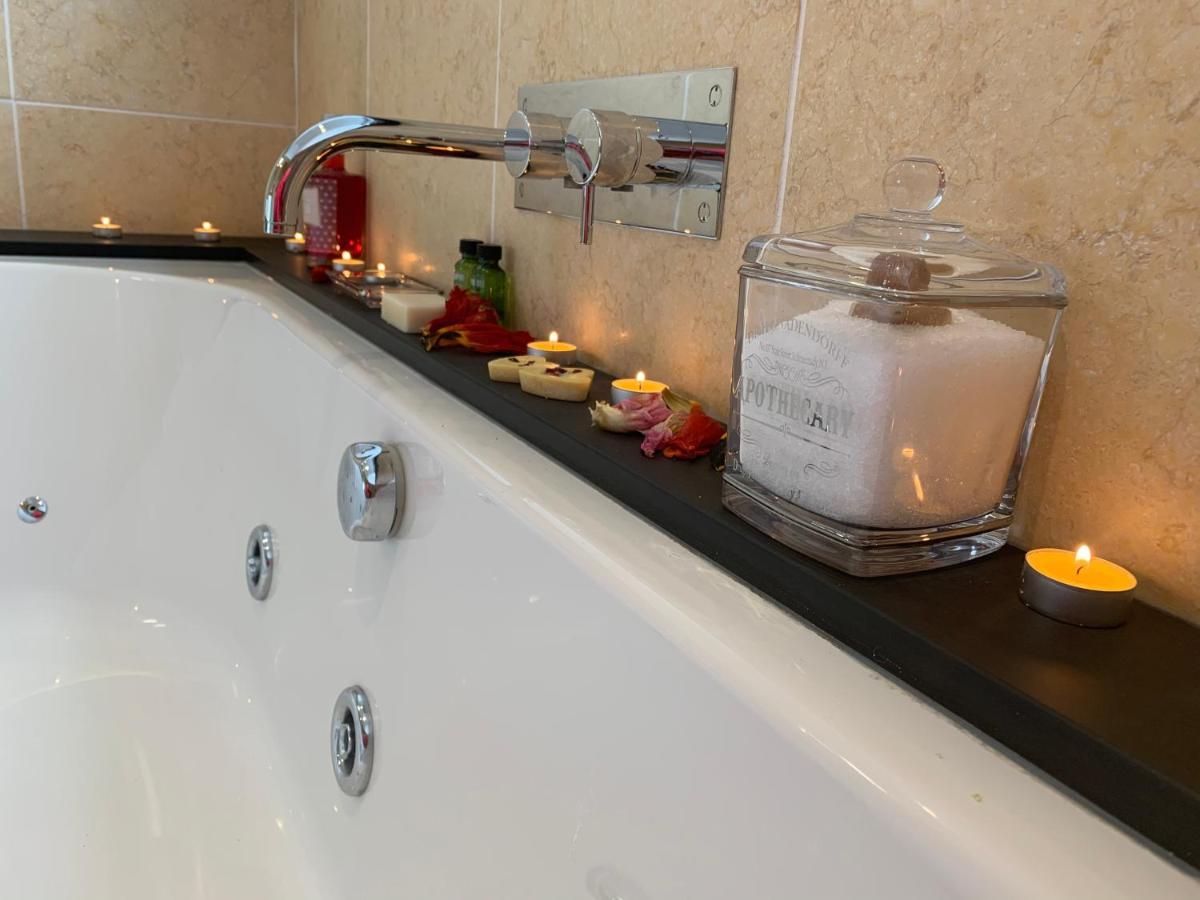 The Penthouse Bowness Luxury Loft Jacuzzi Bath & Complimentary Lakeview Spa Membership מראה חיצוני תמונה