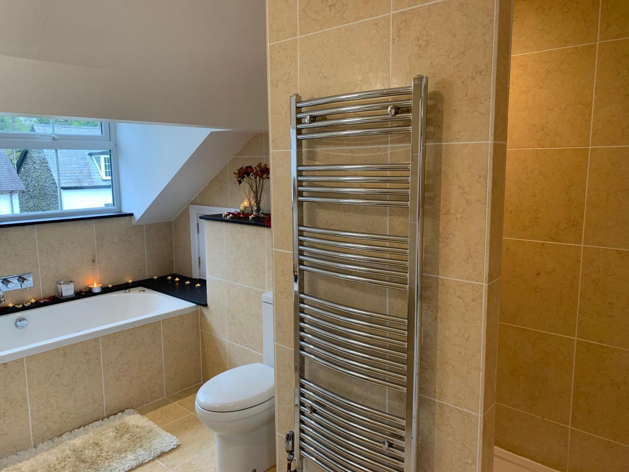 The Penthouse Bowness Luxury Loft Jacuzzi Bath & Complimentary Lakeview Spa Membership מראה חיצוני תמונה