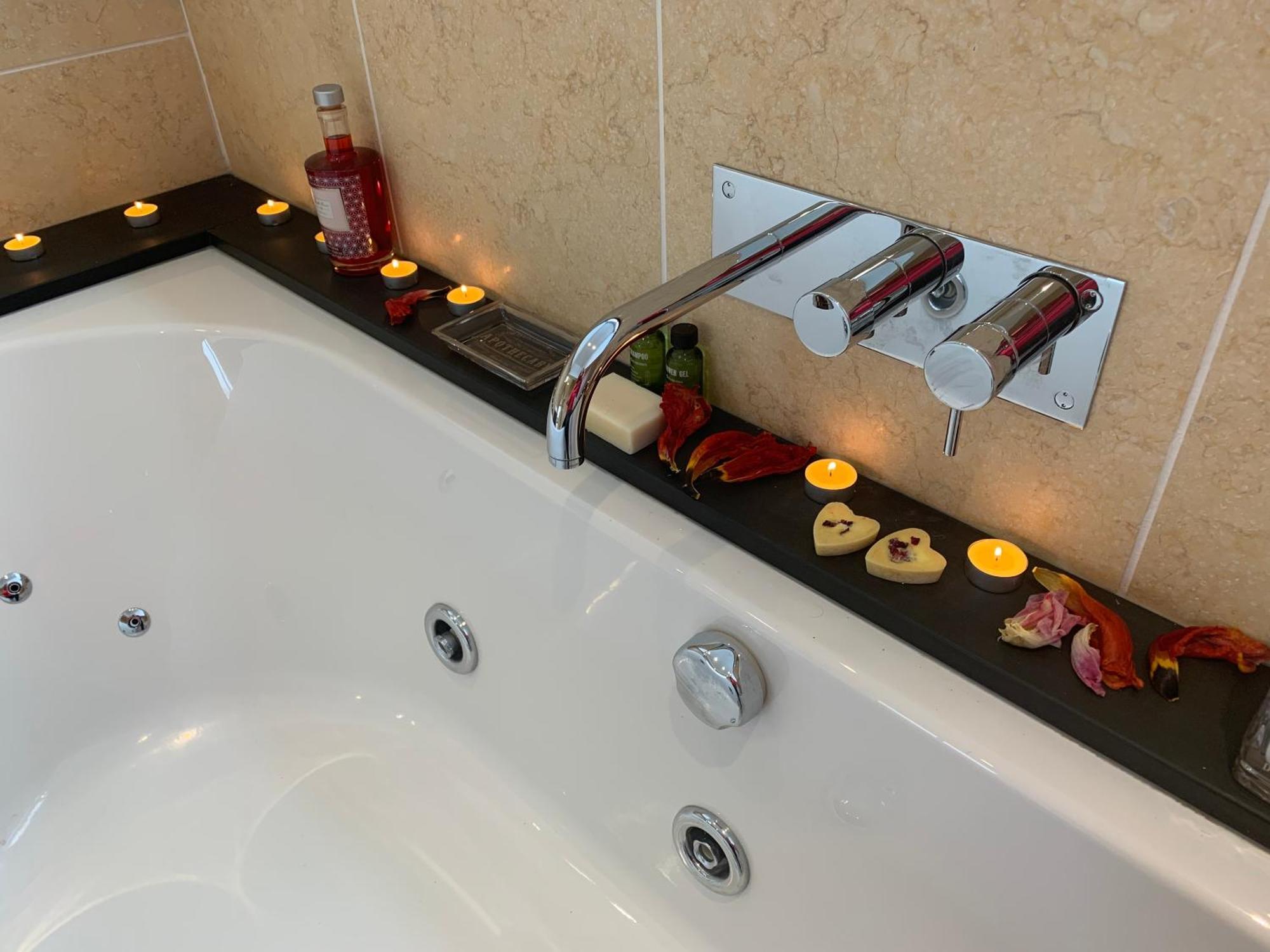 The Penthouse Bowness Luxury Loft Jacuzzi Bath & Complimentary Lakeview Spa Membership מראה חיצוני תמונה