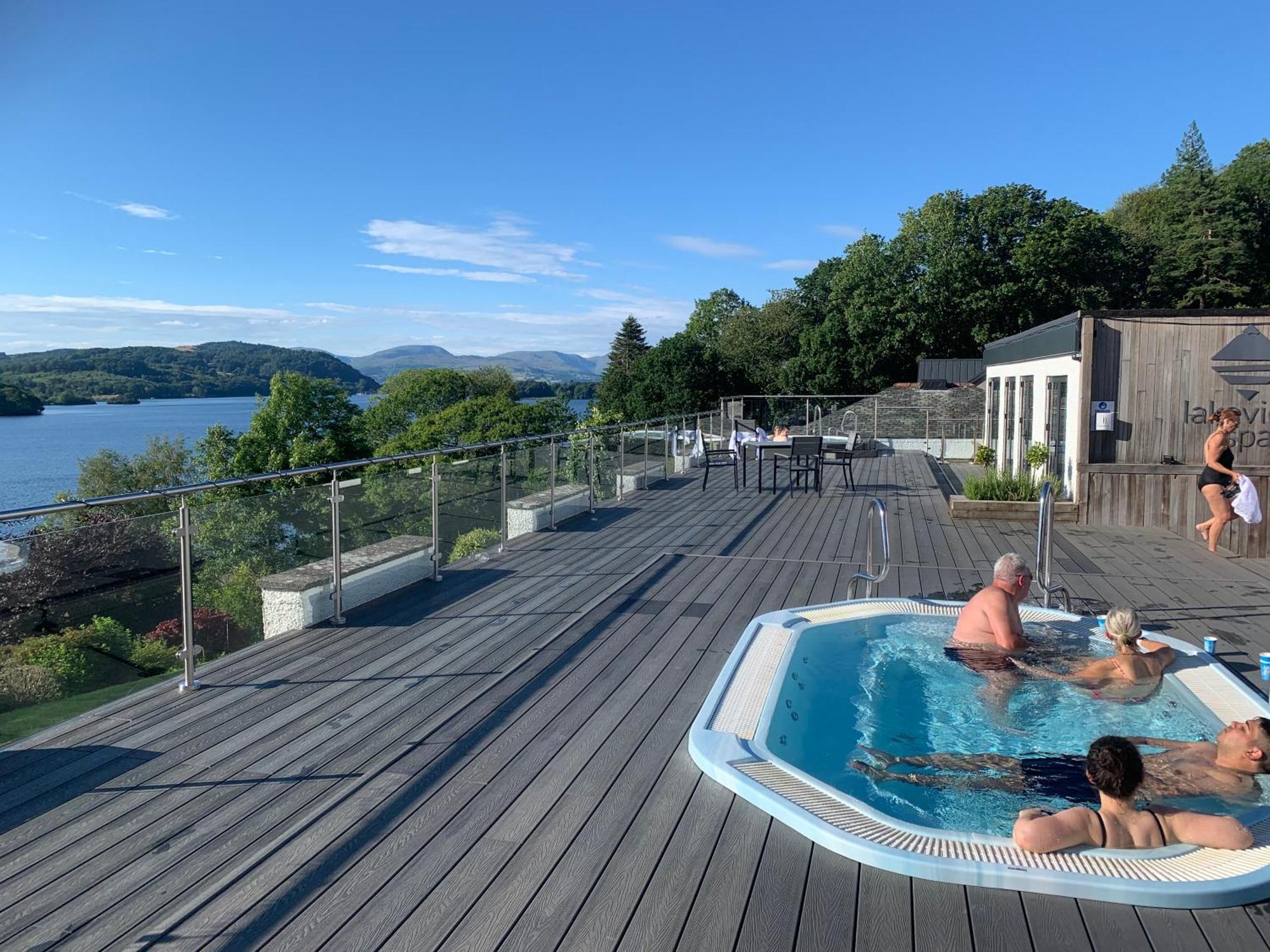 The Penthouse Bowness Luxury Loft Jacuzzi Bath & Complimentary Lakeview Spa Membership מראה חיצוני תמונה